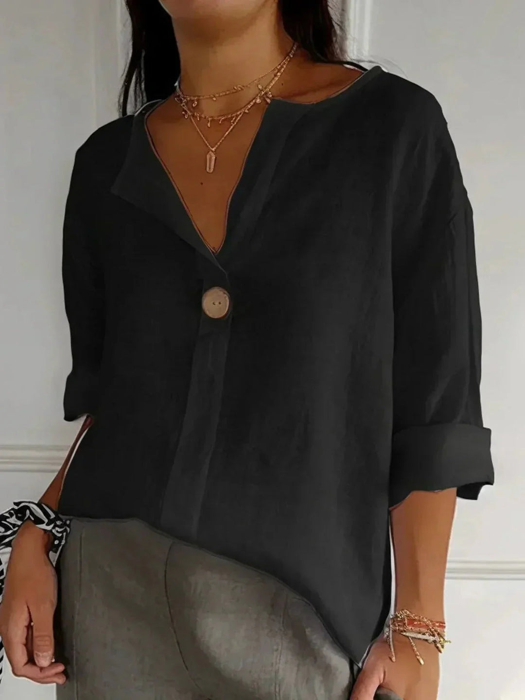 Linen Blouse with V-neck in black